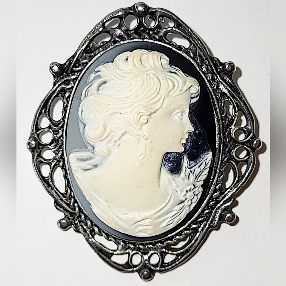 VINTAGE CAMEO BROOCH - BLACK & IVORY RESIN - LARGE OVER 2" HIGH - Picture 2 of 7